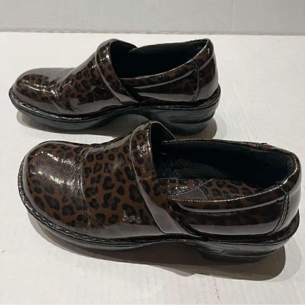 Born boc Clogs Women's Size 7 Dark brown/black leopard Shiny